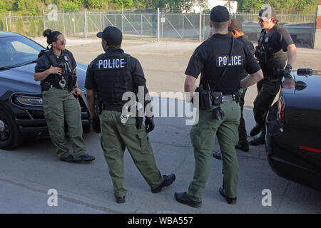 Detroit Special Operations Polizisten sprechen durch ihre Autos, Detroit, Michigan, USA Stockfoto