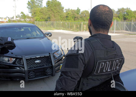 Detroit Special Operations Polizist steht zu seinem Auto, Detroit, Michigan, USA Stockfoto