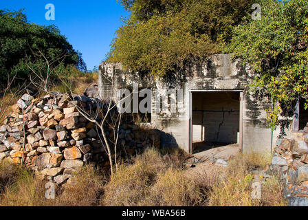 Bunker im Zweiten Weltkrieg gebaut Munition zu speichern. In all, 42 Bunker wurden auf Türme Hill gemacht. Charters Towers, Queensland, Australien Stockfoto