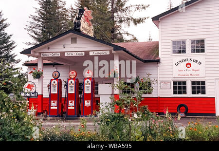 Der am meisten fotografierte Gas Station in Alaska, USA, ist diese bemerkenswerte Nachbildung eines Vintage vor dem Zweiten Weltkrieg Mobil Tankstelle mit drei klassischen Amerikanischen Zapfsäulen dating bis 1937, Benzin und Dieselkraftstoff und Herd Öl in der kleinen Stadt Gustavus verzichten. Die bunten Tankstelle wird von der Gustavus Dray store, Häuser in Alaska nur Petroleum Museum betrieben und verkauft auch Souvenirs, Antiquitäten, Bücher, Snacks und Getränke. Dies ist die einzige Tankstelle in Gustavus, die nur auf dem Luft- oder Seeweg erreicht werden kann und nur 20 Meilen (32 Kilometer) von asphaltierten Straßen. Stockfoto