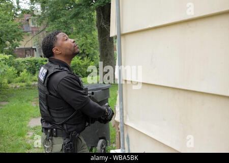 Detroit Special Ops Polizei sucht nach einem wollte vermuten, Detroit, Michigan, USA Stockfoto