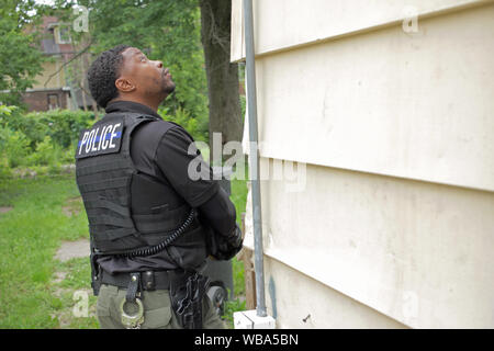 Detroit Special Ops Polizei sucht nach einem wollte vermuten, Detroit, Michigan, USA Stockfoto