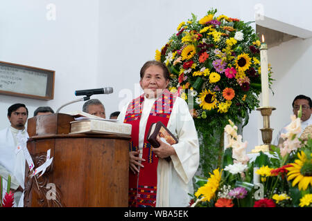 Weibliche lutherischen Klerus Mitglied ist als Bischof bei der Priesterweihe Zeremonie an der Auferstehung der Lutherischen Kirche im Zentrum von San Salvador, El Salvador geweiht. Stockfoto