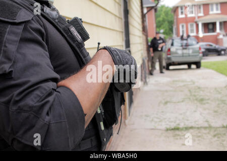 Detroit Special Ops Polizisten suchen nach einem wollte vermuten, Detroit, Michigan, USA Stockfoto