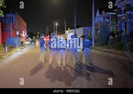 Stand Gruppe von Detroit Polizei Special Ops Offiziere in einer Straße, die versuchen, es von Menschen, Detroit, Michigan, USA zu löschen Stockfoto