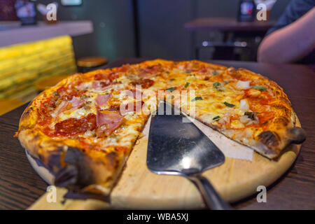 Nahaufnahme Foto von handgefertigten italienischen Pepperoni Pizza Stockfoto