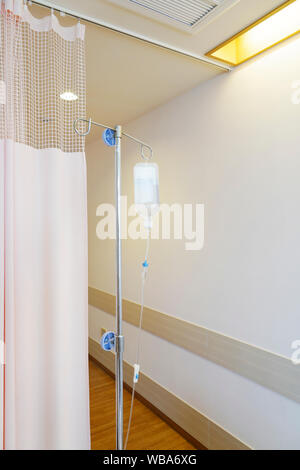 Infusion Infusion Kochsalzlösung Flasche medizinische im Patientenzimmer Stockfoto