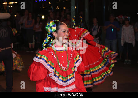 Mexikanische Frau tanzen in traditioneller Kleidung. Stockfoto