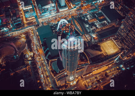 Siam und Rachathewi Blick von oben bei Nacht in Bangkok, Thailand Stockfoto
