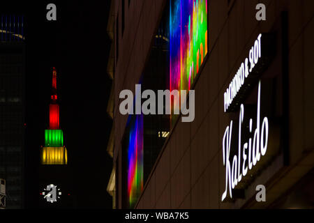 Der NTT Docomo Tower leuchtete in Regenbogenfarben aus Shinjuku, Tokio, Japan. Stockfoto