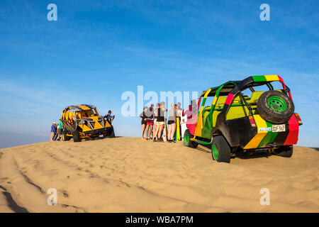 Dune Buggys mit Touristen, Huacachina Oase in der Wüste, Ica, Peru Stockfoto