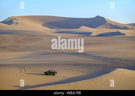 Dune Buggy, Huacachina Oase in der Wüste, Ica, Peru Stockfoto