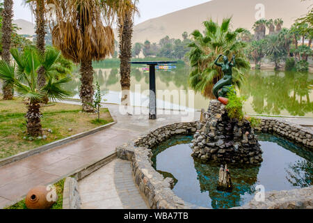 Huacachina Statue, Huacachina Oase in der Wüste, Ica, Peru Stockfoto