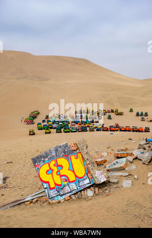 Dune Buggys, Huacachina Oase in der Wüste, Ica, Peru Stockfoto