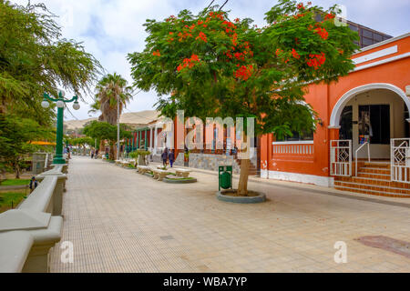 Promenade in Huacachina Oase in der Wüste, Ica, Peru Stockfoto