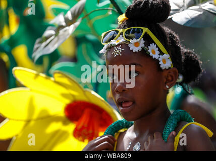 London, Großbritannien. 25 Aug, 2019. Ein Darsteller beteiligt sich an der 2019 Notting Hill Carnival Family Day in London, Großbritannien am 12.08.25., 2019. In den 1960er Jahren entstanden, der Karneval ist ein Weg für die afro-karibischen Gemeinschaften ihre Kulturen und Traditionen zu feiern. Credit: Han Yan/Xinhua/Alamy leben Nachrichten Stockfoto