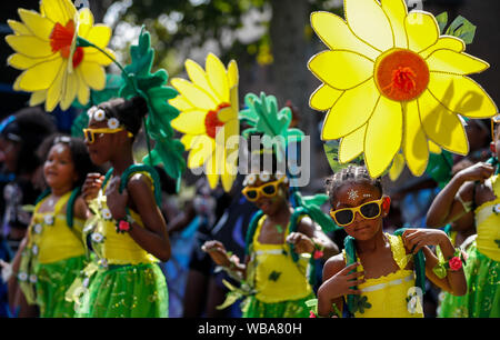 London, Großbritannien. 25 Aug, 2019. Künstler beteiligen sich an der 2019 Notting Hill Carnival Family Day in London, Großbritannien am 12.08.25., 2019. In den 1960er Jahren entstanden, der Karneval ist ein Weg für die afro-karibischen Gemeinschaften ihre Kulturen und Traditionen zu feiern. Credit: Han Yan/Xinhua/Alamy leben Nachrichten Stockfoto