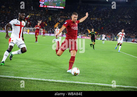 Rom, Italien. 25 Aug, 2019. Edin Dzeko der AS Roma in Aktion während der Serie ein Match zwischen AS Roma und Genua im Olympiastadion. (Endstand: 3:3 Genua) Credit: SOPA Images Limited/Alamy leben Nachrichten Stockfoto