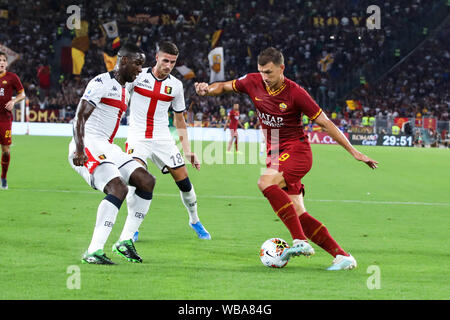 Rom, Italien. 25 Aug, 2019. Edin Dzeko der AS Roma in Aktion während der Serie ein Match zwischen AS Roma und Genua im Olympiastadion. (Endstand: 3:3 Genua) Credit: SOPA Images Limited/Alamy leben Nachrichten Stockfoto