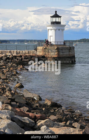 Portland, Main - August 10, 2019: Portland Breakwater Leuchtturm (Fehler) Licht ist ein kleiner Leuchtturm an der Bay South Portland Portland Maine USA. Stockfoto