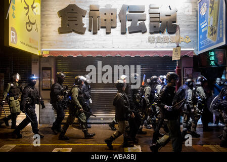 Hongkong, China. 25 Aug, 2019. Riot Polizisten rush mit den Demonstranten während der Demonstration zu konfrontieren. Hunderte von Polizisten eingesetzt wurde, die für die Straßen von Hong Kong zu gewinnen, als Zehntausende pro Demokratie Demonstranten sammelten und besetzten den Straßen gegen die Regierung in Hongkong zu protestieren und fordern eine unabhängige Stelle eingerichtet werden, die die Brutalität der Polizei Maßnahmen der Polizei gegen die Demonstranten zu untersuchen. Credit: SOPA Images Limited/Alamy leben Nachrichten Stockfoto