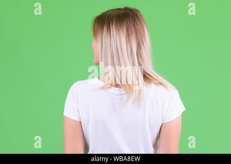 Ansicht der Rückseite des blonden jungen Frau über die Schulter schauen Stockfoto