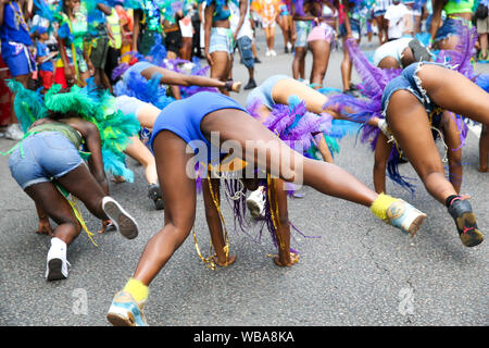 London, Großbritannien. 25 Aug, 2019. Darsteller tragen bunte Kostüme während der Parade auf der Familie Tag der Notting Hill Carnival. Über 1 Millionen Menschen sind auf den Straßen von West London bei sengenden Temperaturen für die jährlichen zwei Tage Notting Hill Carnival erwartet. Credit: SOPA Images Limited/Alamy leben Nachrichten Stockfoto