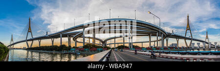Bhumibol Brücke Blick bei Sonnenuntergang in Bangkok, Thailand Stockfoto