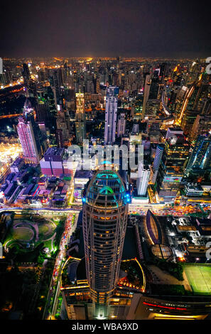 Siam und Rachathewi Blick von oben bei Nacht in Bangkok, Thailand Stockfoto