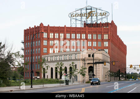 Ein logo Zeichen außerhalb des ehemaligen Hauptquartier der Goodyear Tire & Rubber Company in Akron, Ohio am 10 August, 2019. Stockfoto