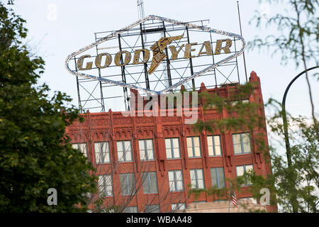 Ein logo Zeichen außerhalb des ehemaligen Hauptquartier der Goodyear Tire & Rubber Company in Akron, Ohio am 10 August, 2019. Stockfoto