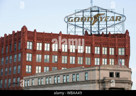 Ein logo Zeichen außerhalb des ehemaligen Hauptquartier der Goodyear Tire & Rubber Company in Akron, Ohio am 10 August, 2019. Stockfoto