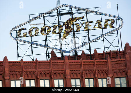 Ein logo Zeichen außerhalb des ehemaligen Hauptquartier der Goodyear Tire & Rubber Company in Akron, Ohio am 10 August, 2019. Stockfoto