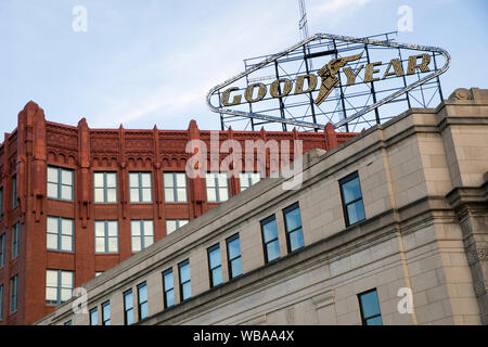 Ein logo Zeichen außerhalb des ehemaligen Hauptquartier der Goodyear Tire & Rubber Company in Akron, Ohio am 10 August, 2019. Stockfoto