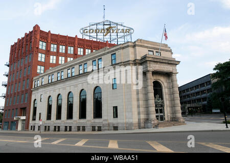 Ein logo Zeichen außerhalb des ehemaligen Hauptquartier der Goodyear Tire & Rubber Company in Akron, Ohio am 10 August, 2019. Stockfoto