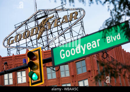 Ein logo Zeichen außerhalb des ehemaligen Hauptquartier der Goodyear Tire & Rubber Company in Akron, Ohio am 10 August, 2019. Stockfoto