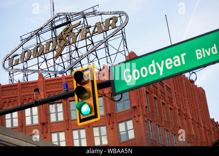 Ein logo Zeichen außerhalb des ehemaligen Hauptquartier der Goodyear Tire & Rubber Company in Akron, Ohio am 10 August, 2019. Stockfoto