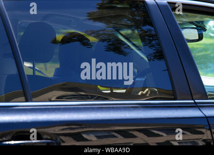 Eine echte und regelmäßige silhouette Blick von anderen betroffenen Autofahrer einer zerstreuten Fahrer hinter dem Lenkrad texting und Fahren. Stockfoto