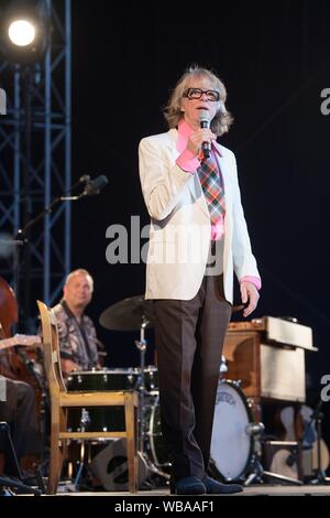 Dresden, Deutschland. 23 Aug, 2019. Helge Schneider ist auf der Bühne während eines Konzertes am Ufer der Elbe während der filmabende. Credit: Sebastian Kahnert/dpa-Zentralbild/dpa/Alamy leben Nachrichten Stockfoto