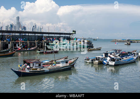 Szenen des täglichen Lebens in der öffentlichen Pier neben dem Seafood Market in Panama City. Stockfoto