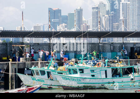 Szenen des täglichen Lebens in der öffentlichen Pier neben dem Seafood Market in Panama City. Stockfoto