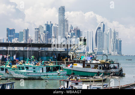 Szenen des täglichen Lebens in der öffentlichen Pier neben dem Seafood Market in Panama City. Stockfoto