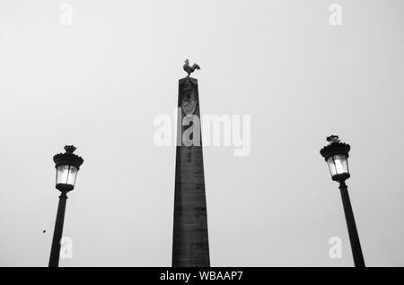 Französische Plaza details, Laternen und der Obelisk in der Mitte Stockfoto