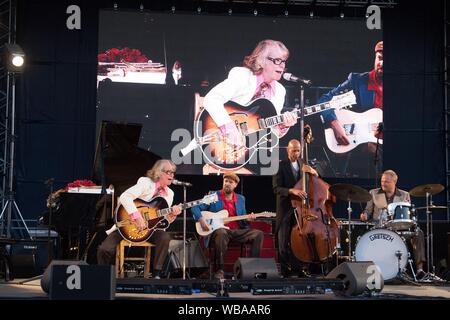 Dresden, Deutschland. 23 Aug, 2019. Helge Schneider (l) sitzt neben seiner Band auf der Bühne während eines Konzertes am Ufer der Elbe während der filmabende. Credit: Sebastian Kahnert/dpa-Zentralbild/dpa/Alamy leben Nachrichten Stockfoto