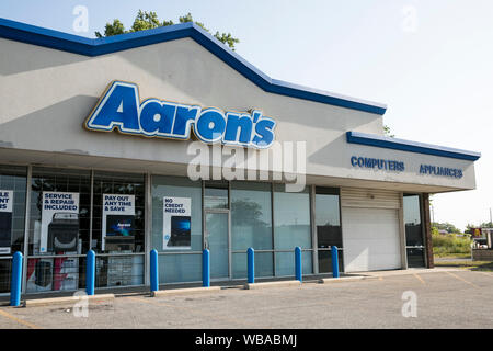 Ein logo Zeichen außerhalb eines Aarons, Inc., Store in Elyria, Ohio am 11. August 2019. Stockfoto