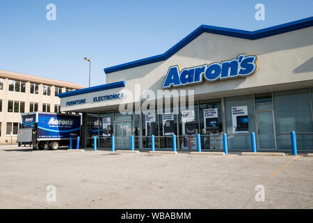 Ein logo Zeichen außerhalb eines Aarons, Inc., Store in Elyria, Ohio am 11. August 2019. Stockfoto