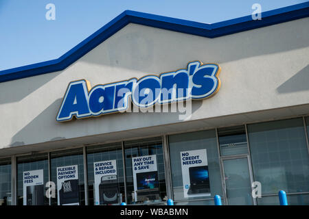 Ein logo Zeichen außerhalb eines Aarons, Inc., Store in Elyria, Ohio am 11. August 2019. Stockfoto