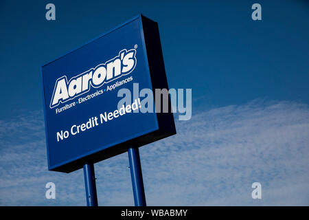 Ein logo Zeichen außerhalb eines Aarons, Inc., Store in Elyria, Ohio am 11. August 2019. Stockfoto