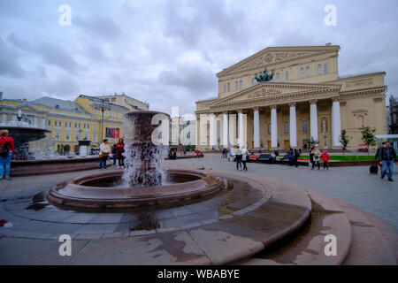 Moskau, Russland - August 2, 2019: Brunnen am Theaterplatz und Bolschoi-Theater in Moskau, Russland. Der Platz ist benannt nach drei Theatern Stockfoto