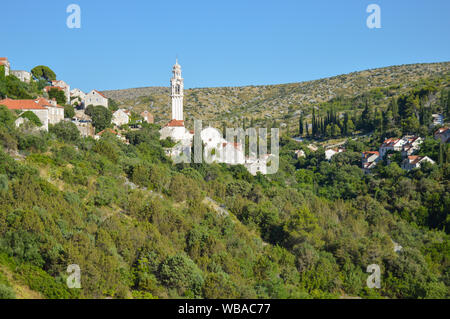 Panoramablick auf Ložišća, kleine Stadt in Insel Brač Inland Stockfoto